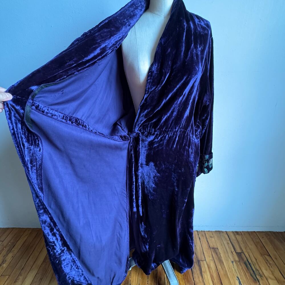 Vintage SOFT SURROUNDINGS Purple Velvet Embroidered Starlet Robe - Picture 8 of 10